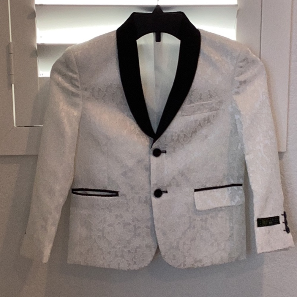 Kidz formal black and white jacket, Size 6 is the estimated size. NWOT